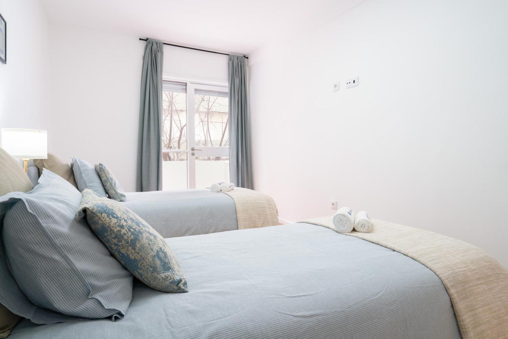 Host Wise - Spacious Fresh Flat W Terrace - Near Sea إسبِنو المظهر الخارجي الصورة